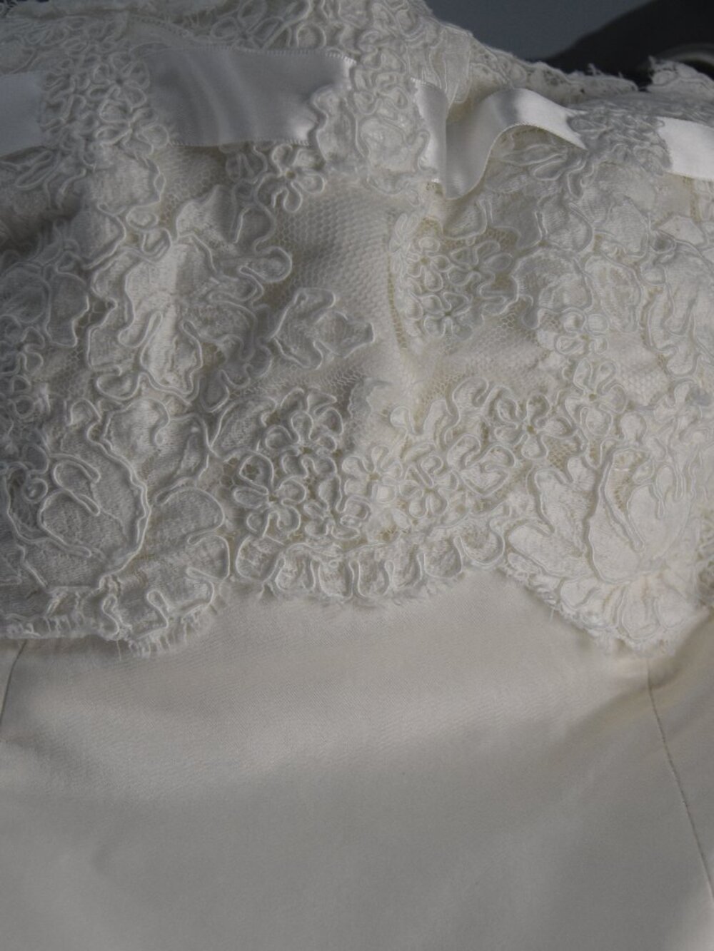 Alvina Valenta Couture Collection Creme & White Strapless Wedding Dress Size 2? - Picture 6 of 15